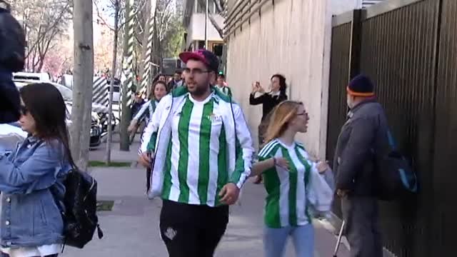 Joaquín es aclamado por la afición a su llegada a Madrid
