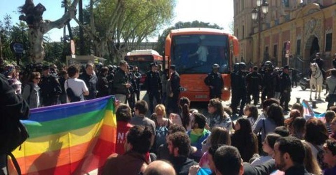 El 'autobús del odio' de Hazte Oír provoca escenas de tensión en el centro de Sevilla