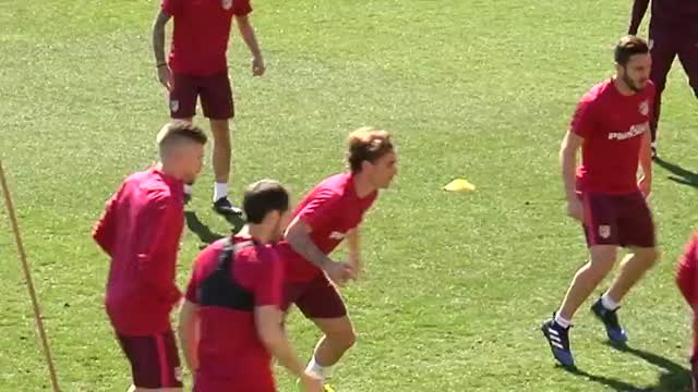 Gameiro se ausenta del entrenamiento por molestias en la ingle