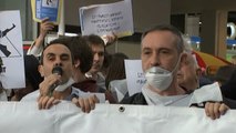 Protesta contra la presencia del Ejército en el Salón de la Enseñanza de Barcelona