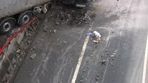 Espectacular accidente de tráfico en Basauri (Vizcaya) al volcar un camión