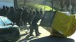 Un grupo de encapuchados vuelca contenedores en la Universidad del País Vasco