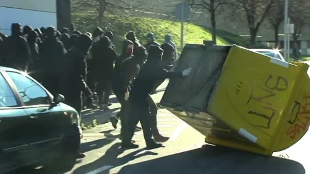 Un grupo de encapuchados vuelca contenedores en la Universidad del País Vasco