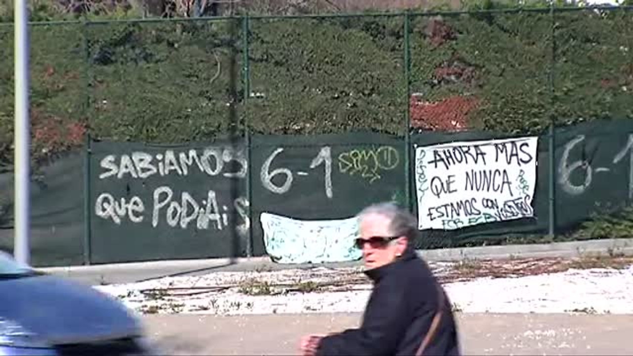La ciudad deportiva del Barça, en Sant Joan Despí, amanece con pancartas de apoyo al equipo