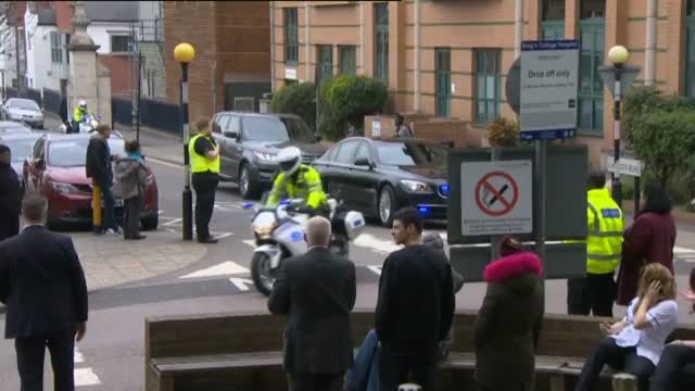 El príncipe Carlos visita a los heridos en el atentado