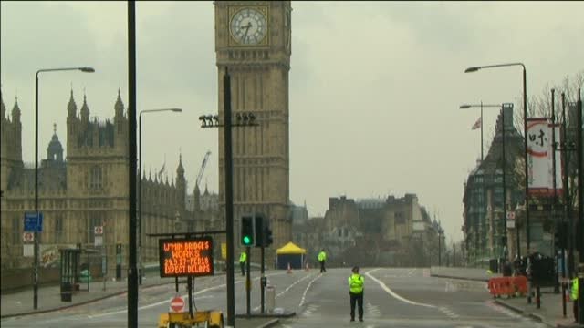 La policía forense continúa con la investigación en el puente de Westminster
