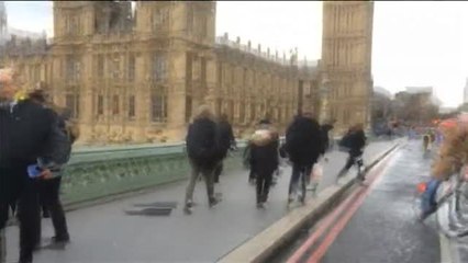 Download Video: Un ataque terrorista siembra el pánico ante el Parlamento británico