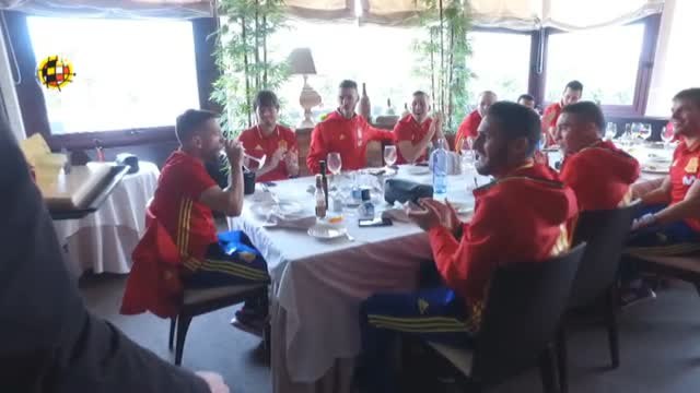 Jordi Alba sopla las velas por su 28 cumpleaños con los compañeros de la Selección