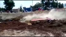Angustioso rescate del conductor de un camión arrastrado por la riada en Perú