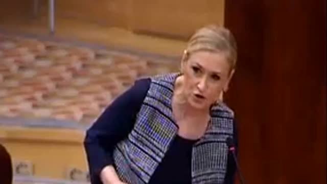 Cifuentes se desliga de Fundescam, mientras Podemos le pide que no reniegue de su pasado