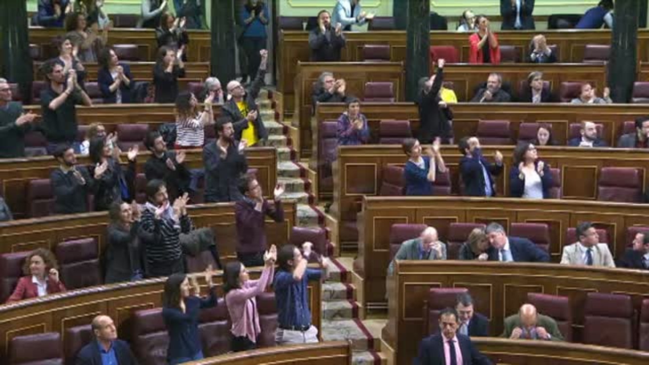 Un grupo de estibadores siguen desde el hemiciclo el debate de su real decreto ley