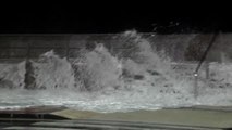 Fuertes olas invaden las calles de San Sebastián