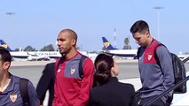 Caras de tristeza en los jugadores del Sevilla a su vuelta a casa
