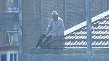Un preso de la cárcel Model, de Barcelona, lleva más de tres horas encaramado al tejado de la prisión