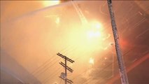 Espectacular incendio en un almacén de Los Ángeles