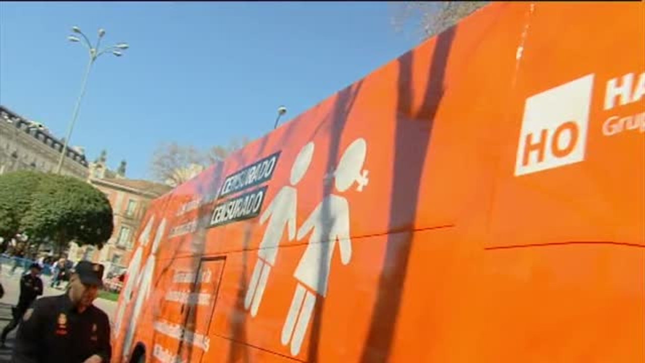 El autobús de Hazte Oír encabeza su marcha por la libertad de expresión