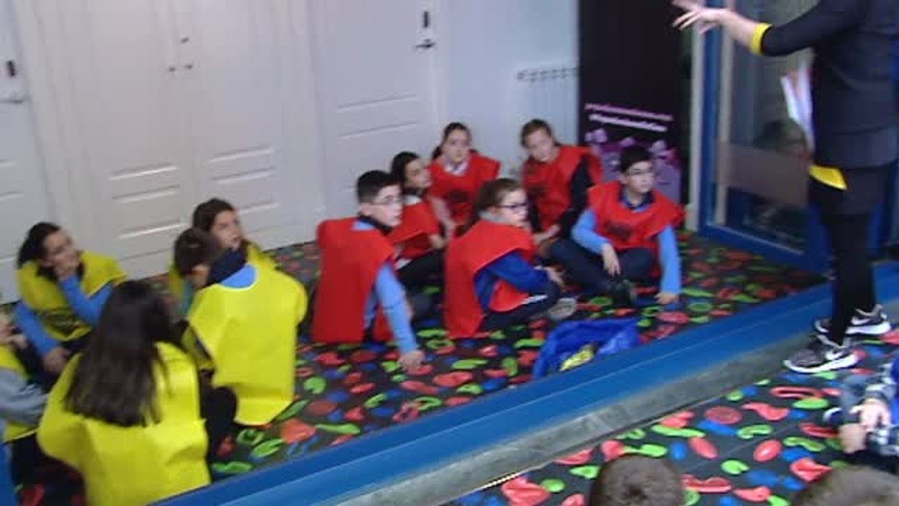 El taller "pequeños amos de casa" promueve la igualdad en las tareas del hogar