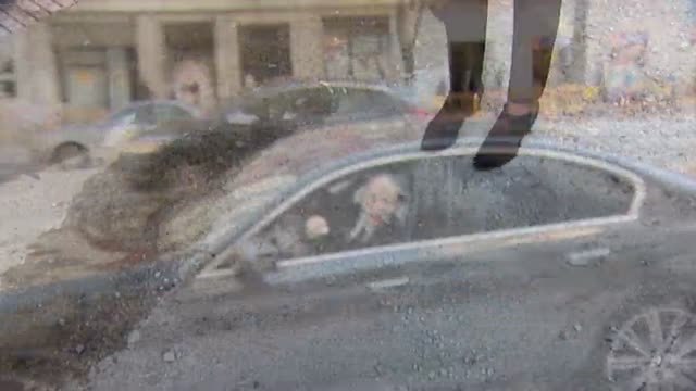 La 'agente de movilidad' Aguirre llama la atención a un conductor que estaciona indebidamente para hablar con ella