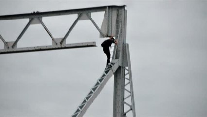 Selfies peligrosos en un puente abandonado