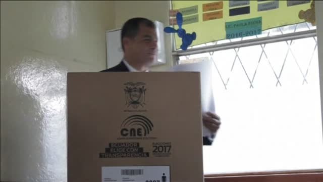 Rafael Correa deposita su voto en Quito