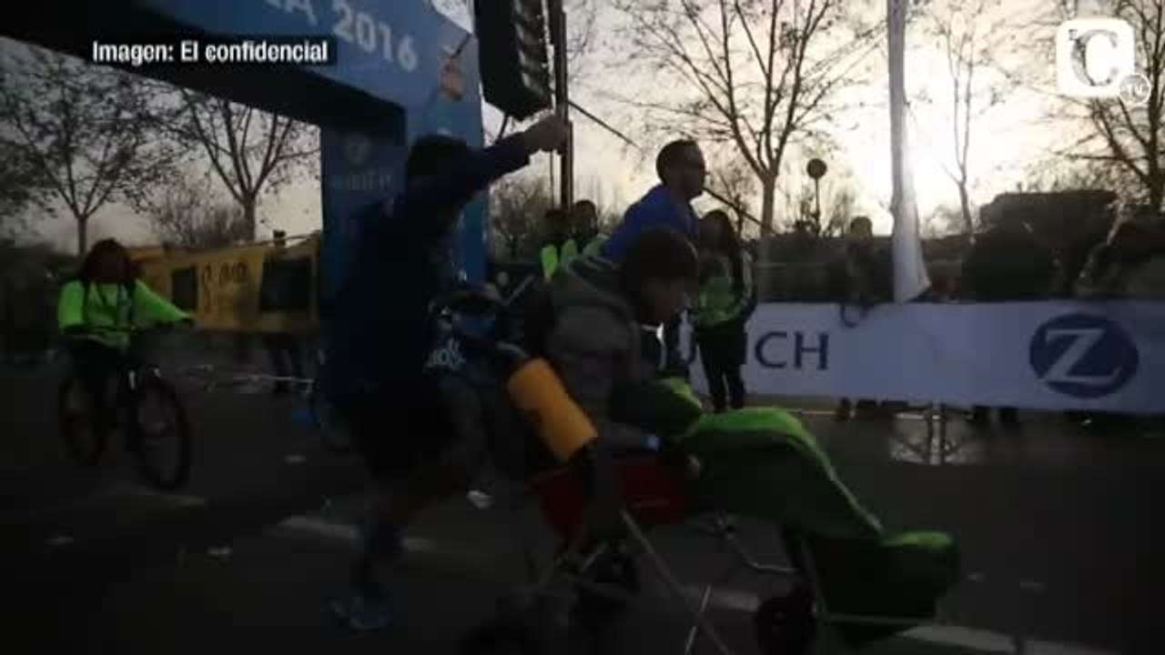 Seis maratones empujando la silla de ruedas de su hijo