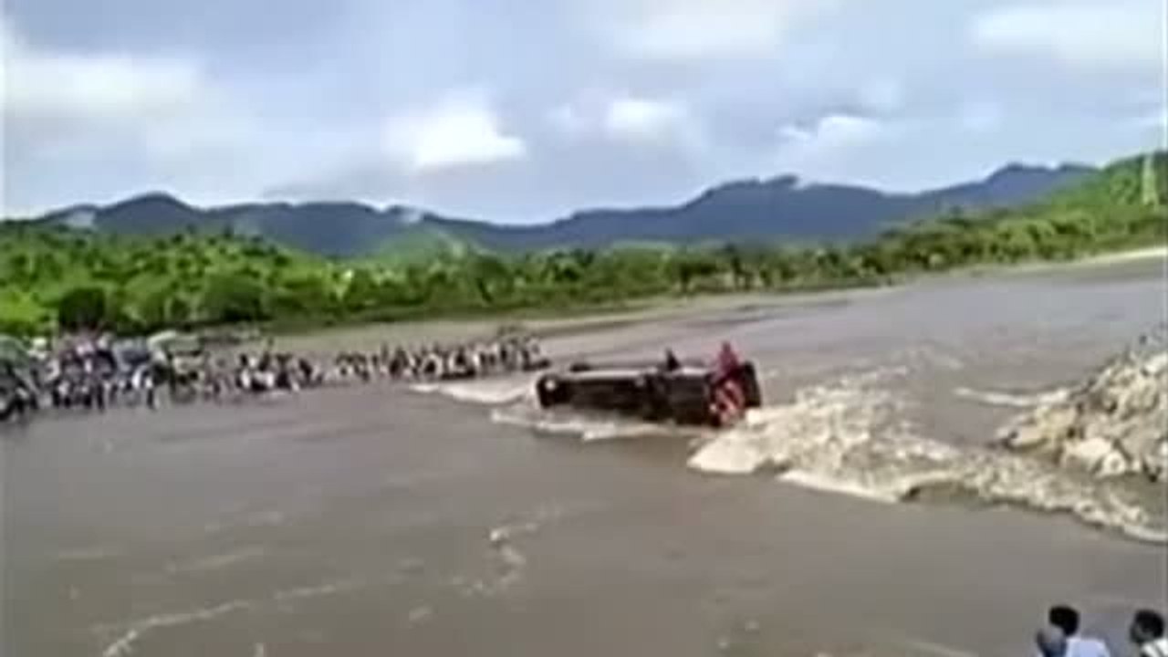 Rescatan in extremis a los pasajeros de un autobús volcado en mitad de un río en Perú