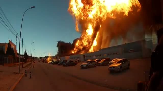 Angustioso momento en el que un bidón cae cerca de un camión de bomberos en el incendio de Paterna
