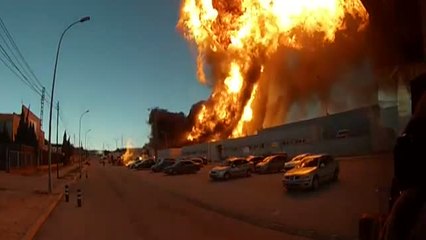 Angustioso momento en el que un bidón cae cerca de un camión de bomberos en el incendio de Paterna
