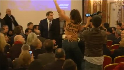 Una feminista irrumpe durante la conferencia de Marine Lepen