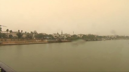 Sevilla amanecía envuelta en una nube de polvo