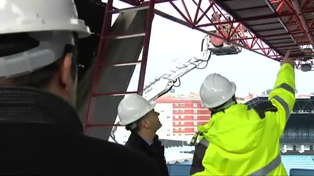 Los bomberos de Vigo reparan la cubierta dañada en Balaídos