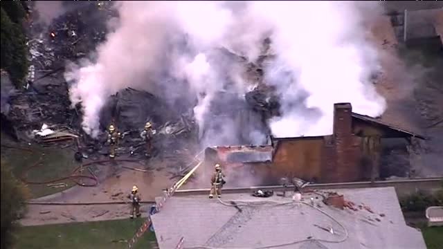 Una avioneta se estrella contra una casa en Los Ángeles provocando un impresionante incendio