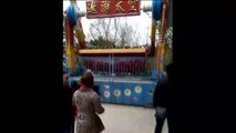Muere una niña en China tras salir despedida de una atracción de feria