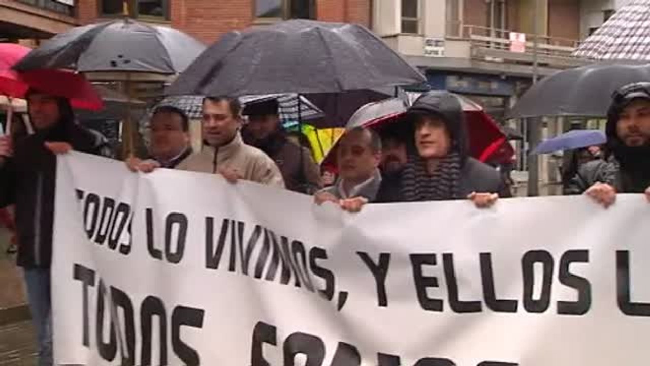 Un grupo de hombres adultos se manifiesta para denunciar que fueron abusados siendo niños