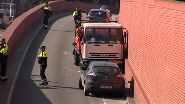 Persecución y detención a tiros del conductor de un camión de butano robado en Barcelona