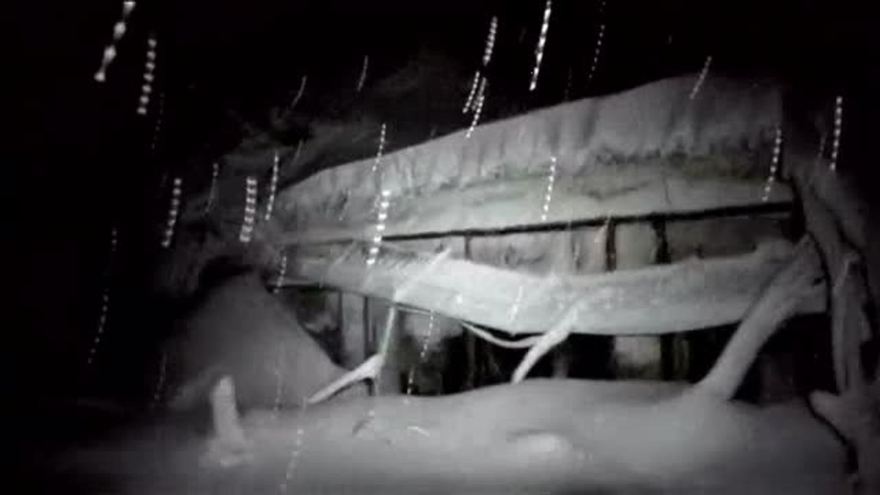 Los equipos de rescate buscan supervivientes en el hotel sepultado por la nieve en Italia