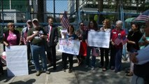 Ciudadanos estadounidenses residentes en México protestan contra la política exterior de Trump