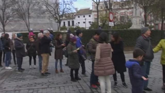 El auge del turismo desborda a los sevillanos
