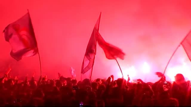 Espectacular recibimiento con bengalas en Balaídos