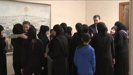 Bashar Al Assad recibe a un grupo de mujeres y niños secuestrados durante tres años