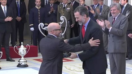 Iniesta recibe el Premio Nacional del Deporte por su contribución al juego limpio