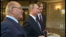 Curiosas imágenes de Putin entonando una canción soviética con motivo del Día del Estudiante en Rusia