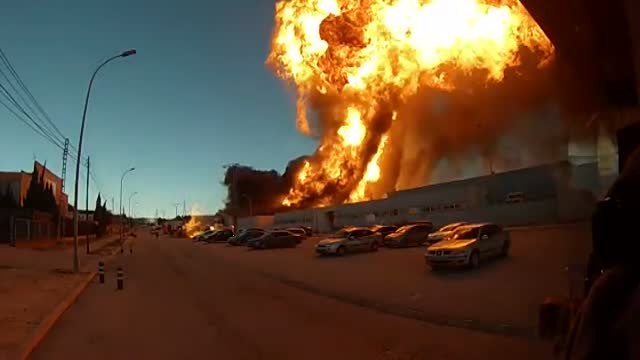 50 metros de altura hasta impactar contra un camión de bomberos