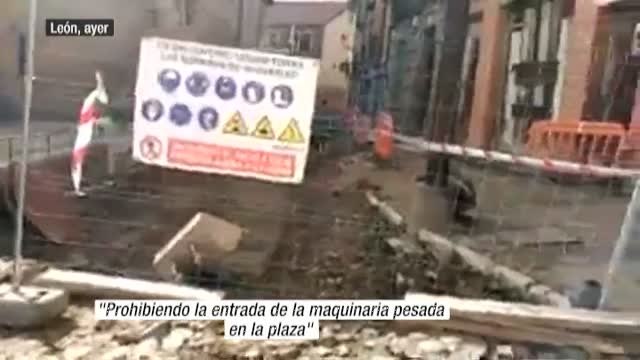 Luchando por las piedras de una plaza en León