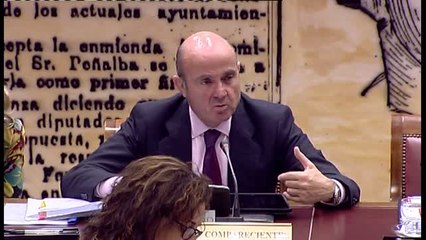 Guindos echa en cara al Gobierno de Zapatero no haber actuado antes para reestructurar el sector bancario