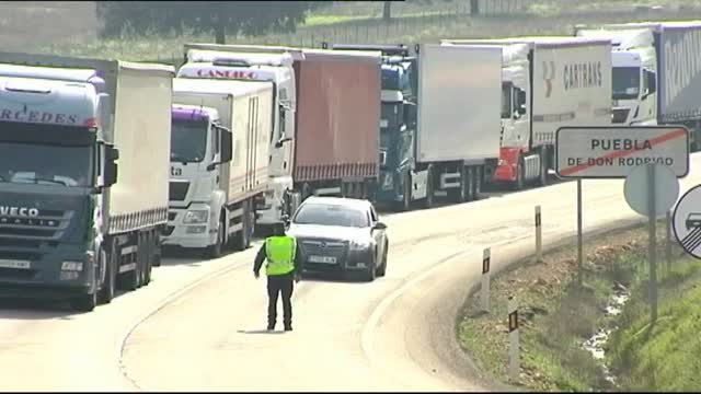 Miles de vecinos cortan la N-430 en protesta por el estado de la carretera