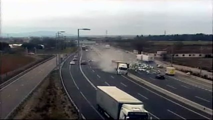 Espectacular accidente de un camión en la A2 en Madrid