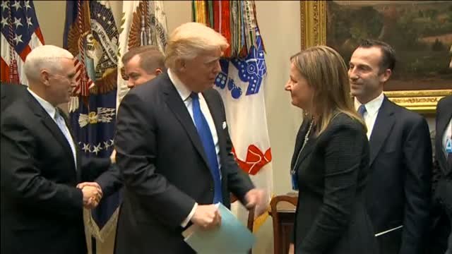 Trump anuncia una bajada de impuestos a los fabricantes de coches