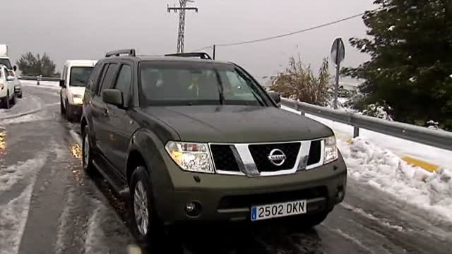 La nieve deja a más de 1.200 personas atrapadas en las carreteras