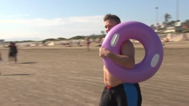 Los daneses piden ayuda a España para que no les dejemos quemarse al sol en nuestras playas